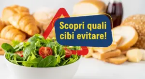 Ciotola di insalata con pane e prodotti da forno sullo sfondo