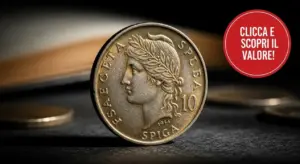 Primo piano di una moneta italiana da 10 lire con la spiga appoggiata su una superficie scura