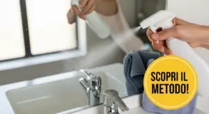 Una mano spruzza detergente su uno specchio sopra un lavandino in bagno